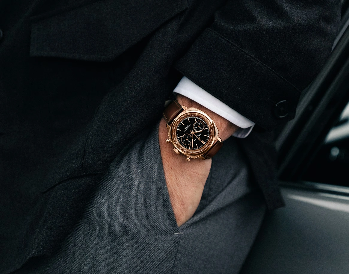 자동차 안에서 착용한 레드 골드 Breitling Top Time Aston Martin DB5