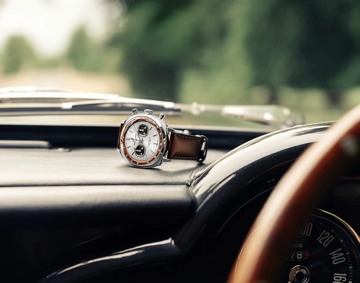 자동차 대시보드 위에 놓인 스테인리스 스틸 Breitling Top Time Aston Martin DB5