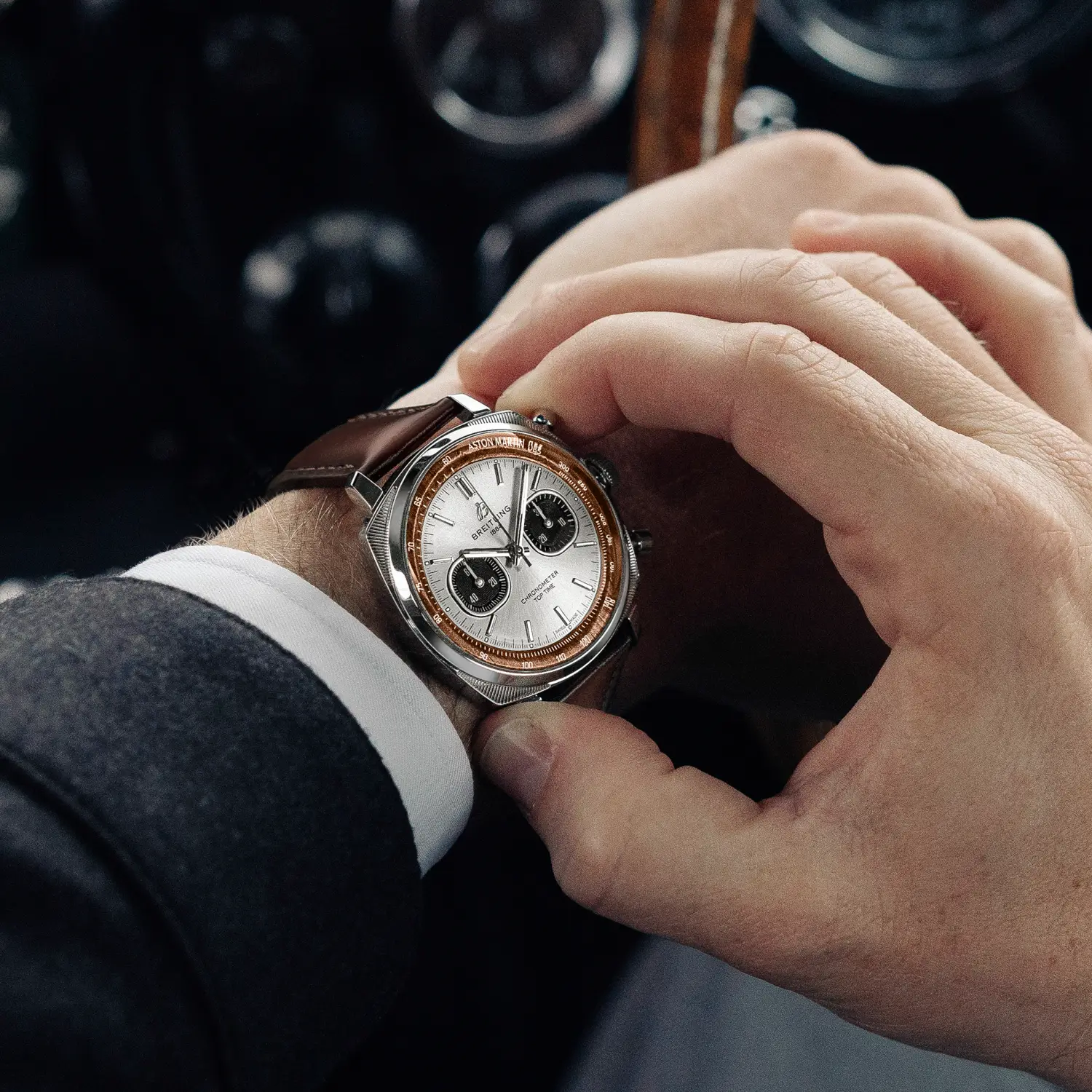 손목에 착용한 스테인리스 스틸 Breitling Top Time Aston Martin DB5 에디션