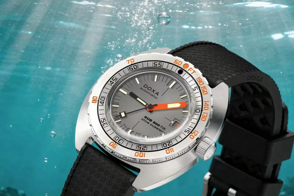 DOXA SUB 300 Ti5 Clive Cussler 다이얼 클로즈업