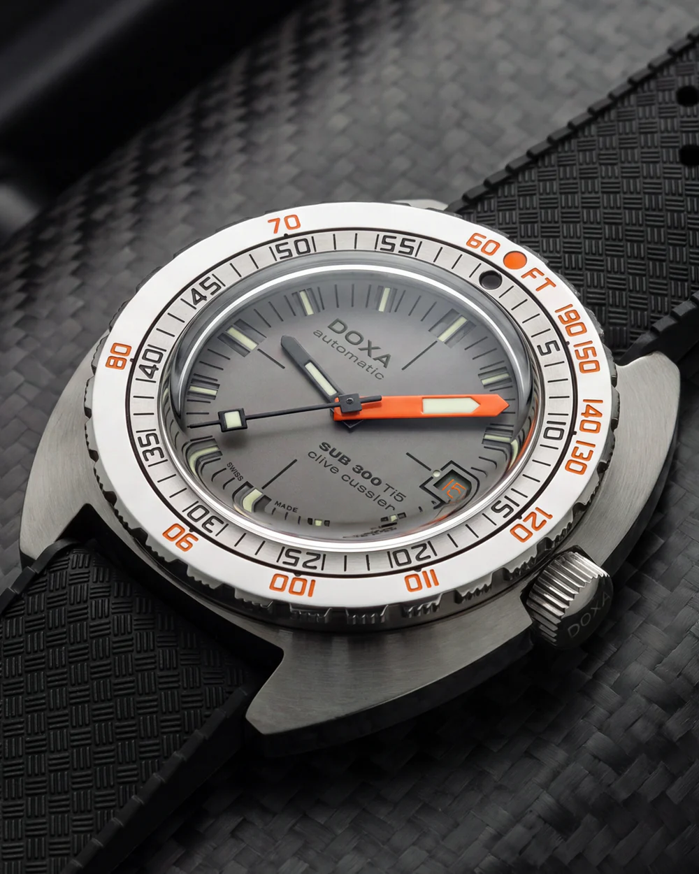 DOXA SUB 300 Ti5 Clive Cussler의 2단 티타늄 다이얼 클로즈업
