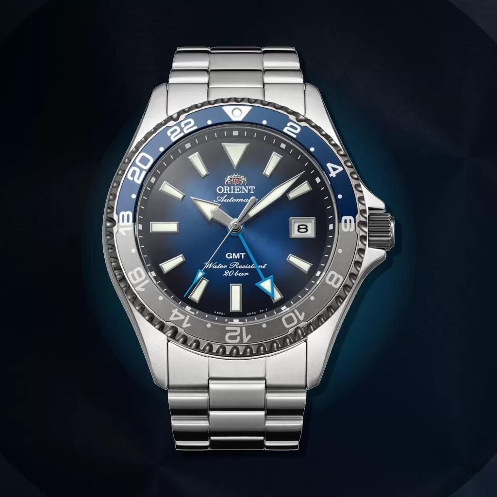Limitierte blaue Orient Mako GMT RA-BC0005L30B vor einem dunklen Hintergrund aus gebürstetem Metall