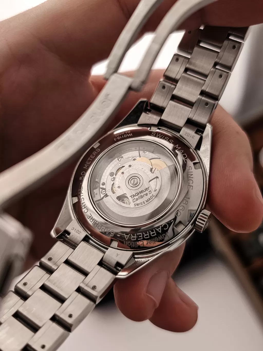 Tag Heuer Carrera Calibre 5 WV211B BA0787の裏蓋とムーブメント