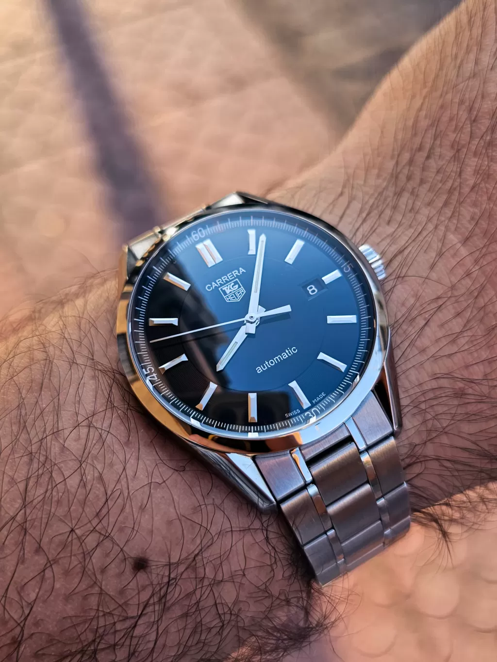 Tag Heuer Carrera Calibre 5 WV211B BA0787の着用写真、風防の青い反射