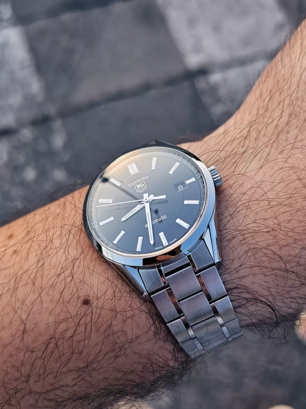 Tag Heuer Carrera Calibre 5 WV211B BA0787の着用写真、夕暮れを映す風防