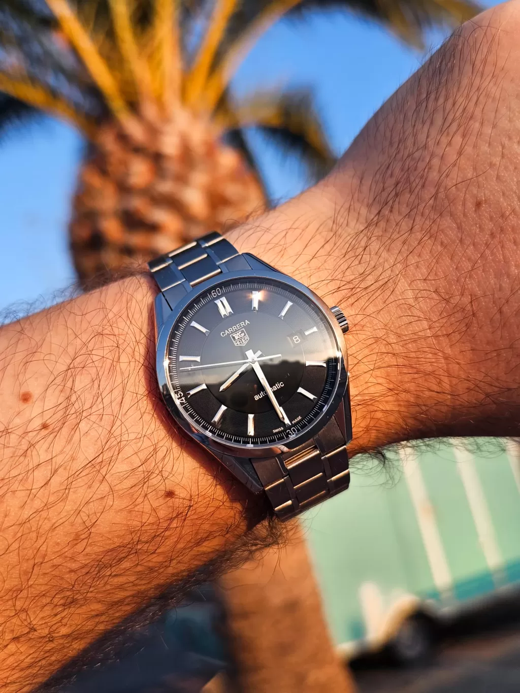 Tag Heuer Carrera Calibre 5 WV211B BA0787の着用写真、輝く文字盤