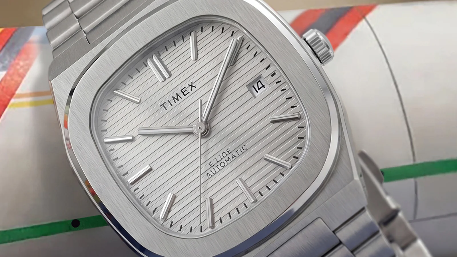 Frontansicht des silberfarbenen Zifferblatts der 38-mm-Timex Automatic E Line TW6A00500