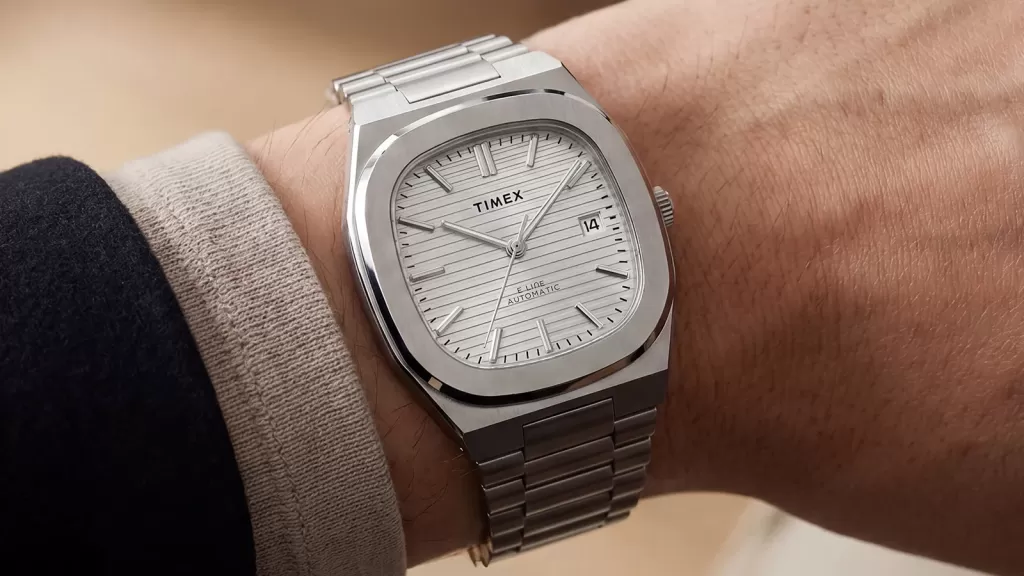 Silberfarbene 38-mm-Timex Automatic E Line TW6A00500 am Handgelenk