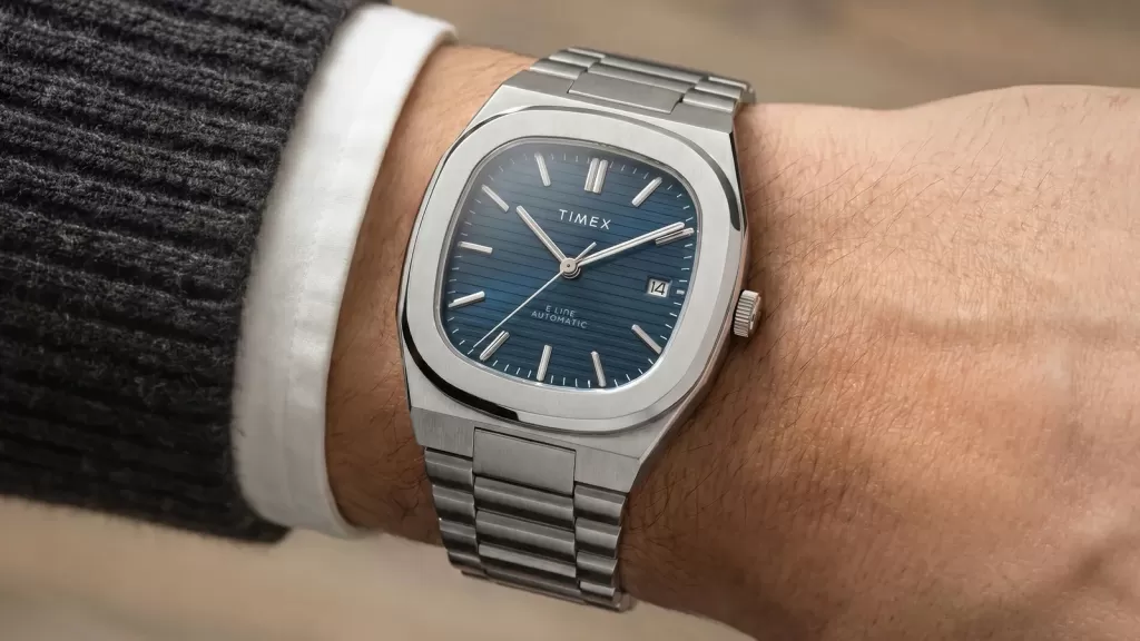 Petrolfarbene 38-mm-Timex Automatic E Line TW6A00700 am Handgelenk