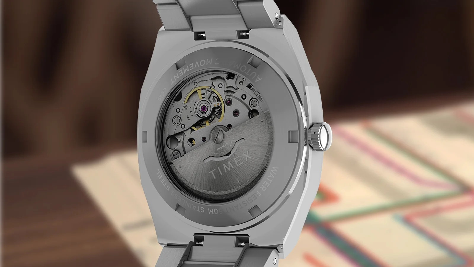 Sichtboden der Timex Automatic E Line mit Blick auf das Miyota-8215-Werk