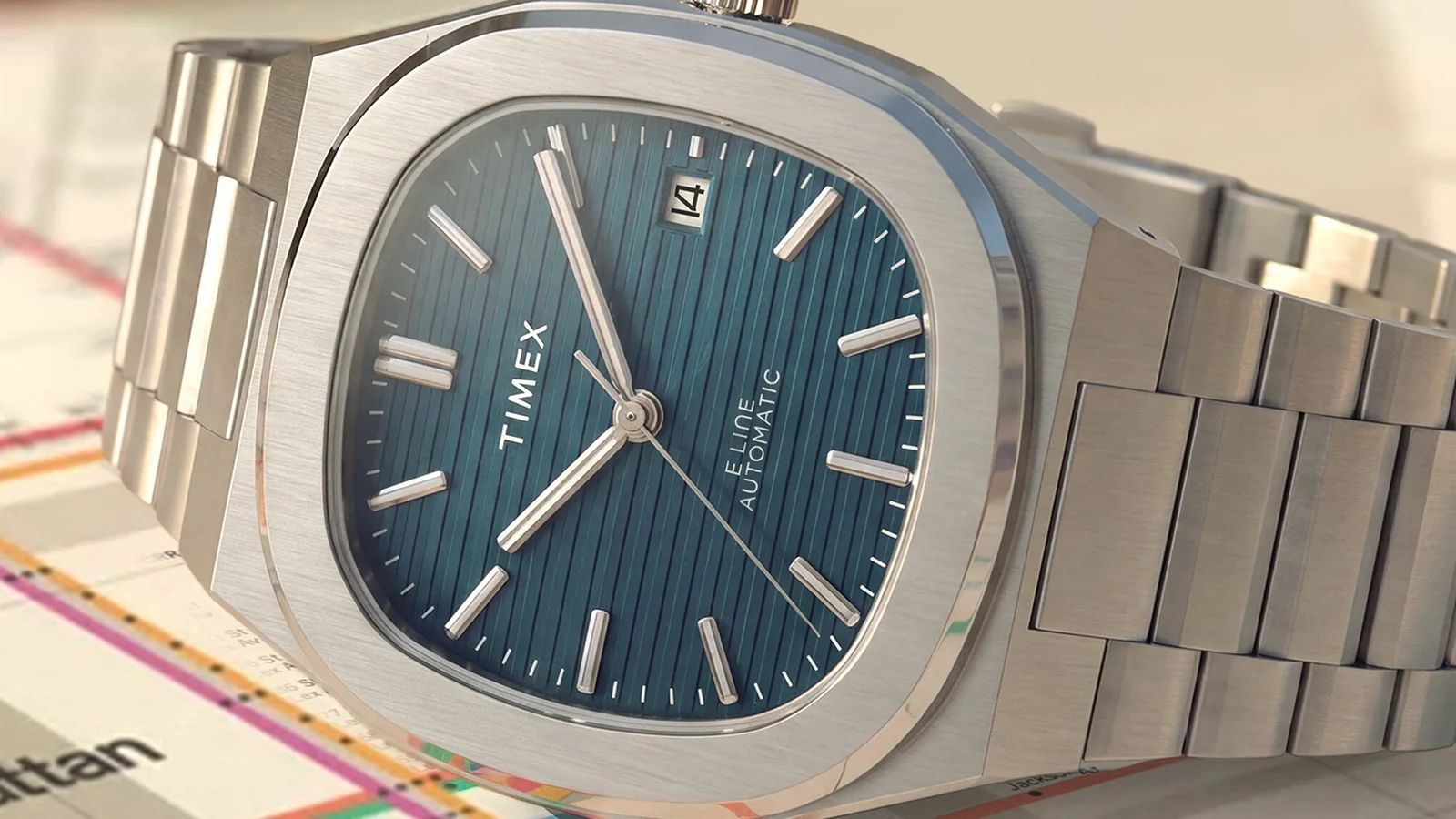 Frontale Nahaufnahme des petrolfarbenen Zifferblatts der Timex Automatic E Line TW6A00700
