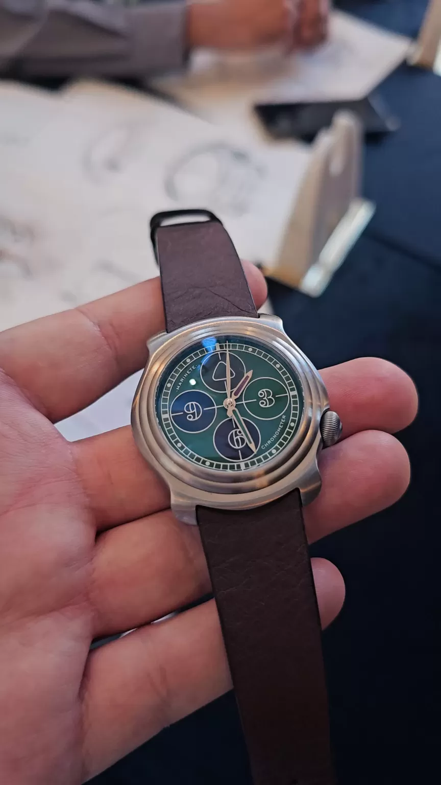 Marinete mit grünem Zifferblatt in einer Hand gehalten bei WARO 2026 in Bukarest
