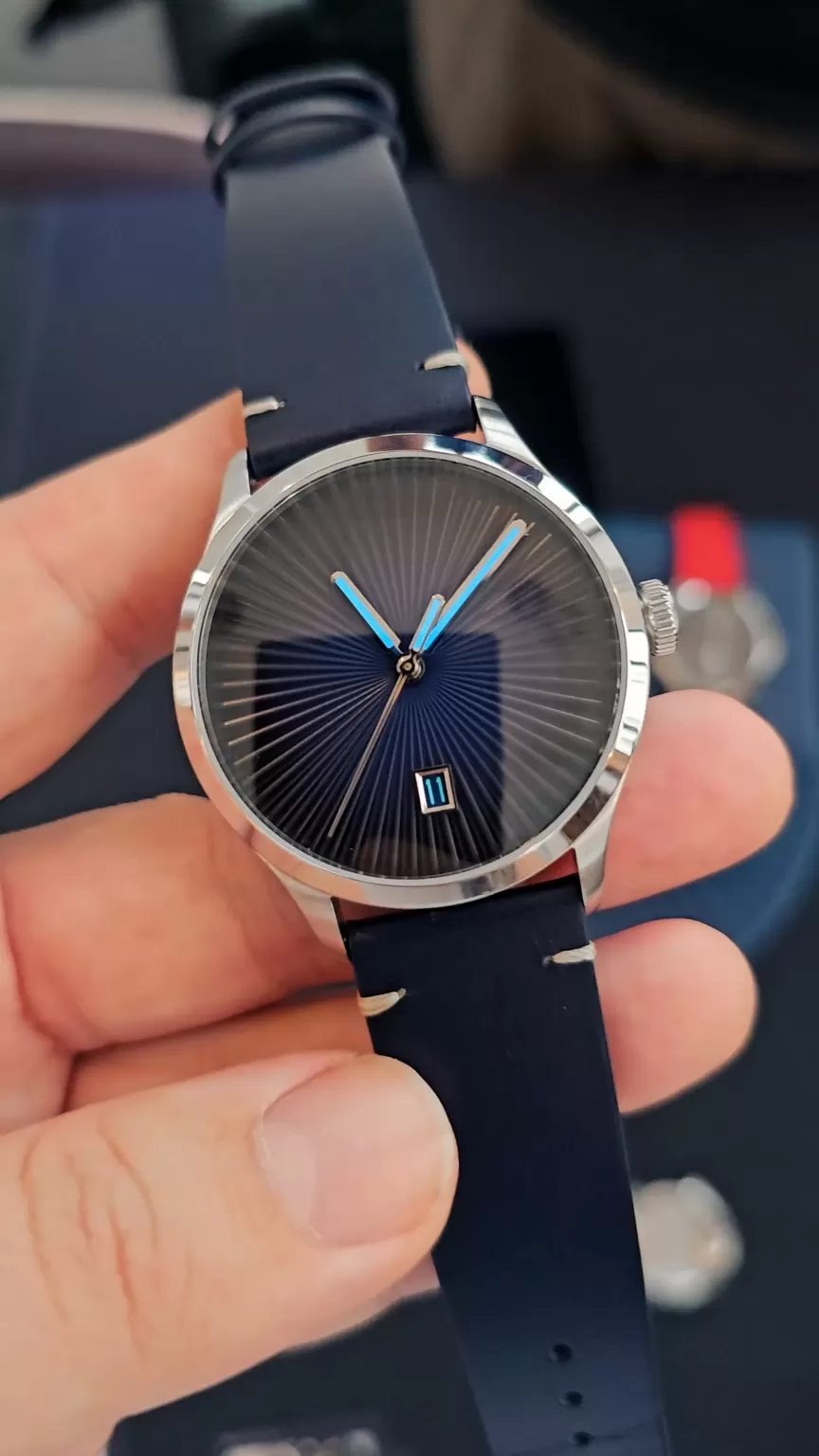 Mezei Midnight Fumé Limited Edition in einer Hand gehalten bei WARO 2026 in Bukarest