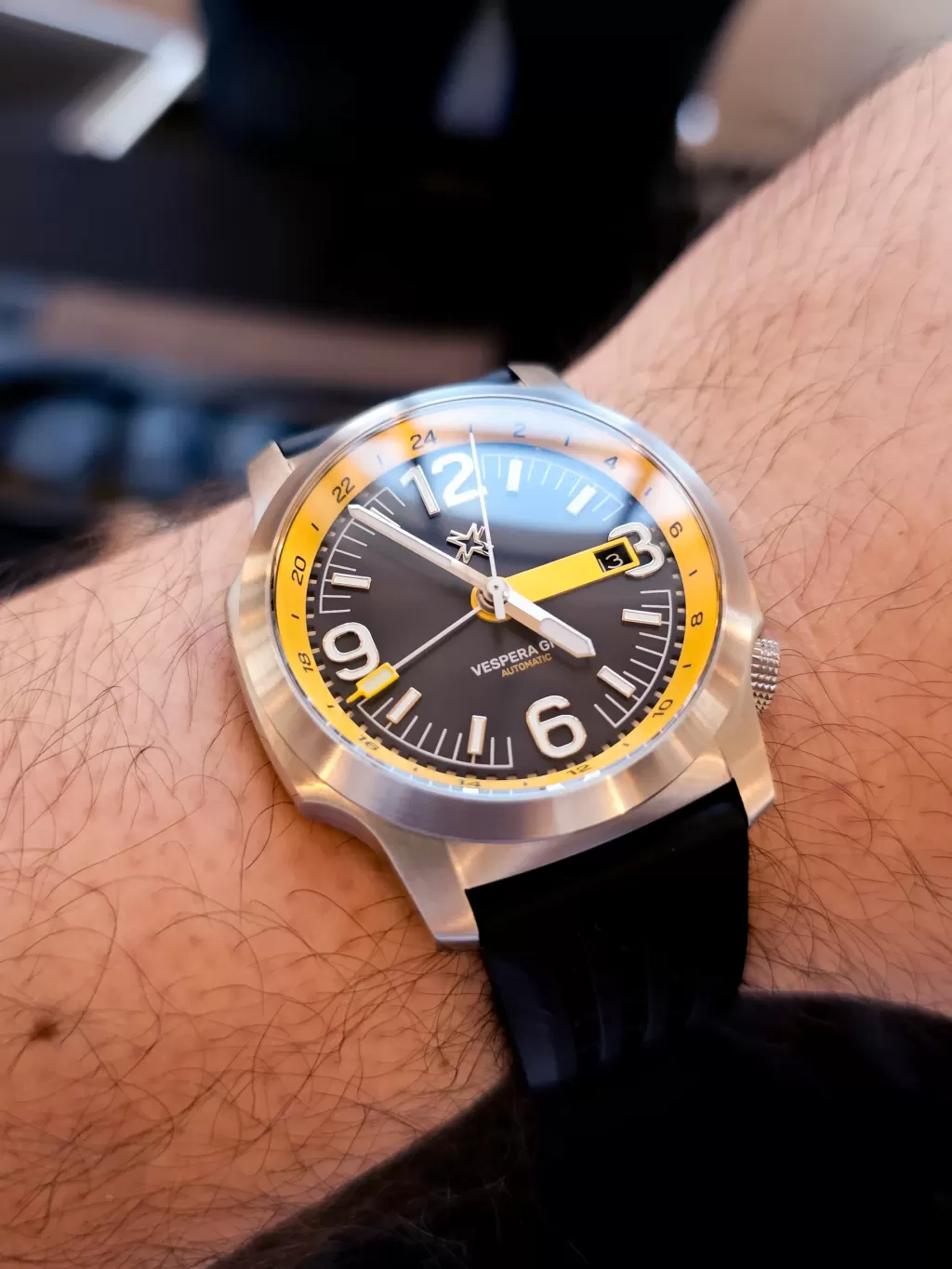 Nadir Vespera GMT Yellow am Handgelenk bei WARO 2026 in Bukarest