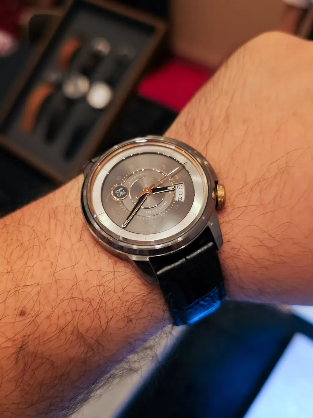 Tate Wade Bokeh Gun Metal PVD Edition am Handgelenk bei WARO 2026 in Bukarest