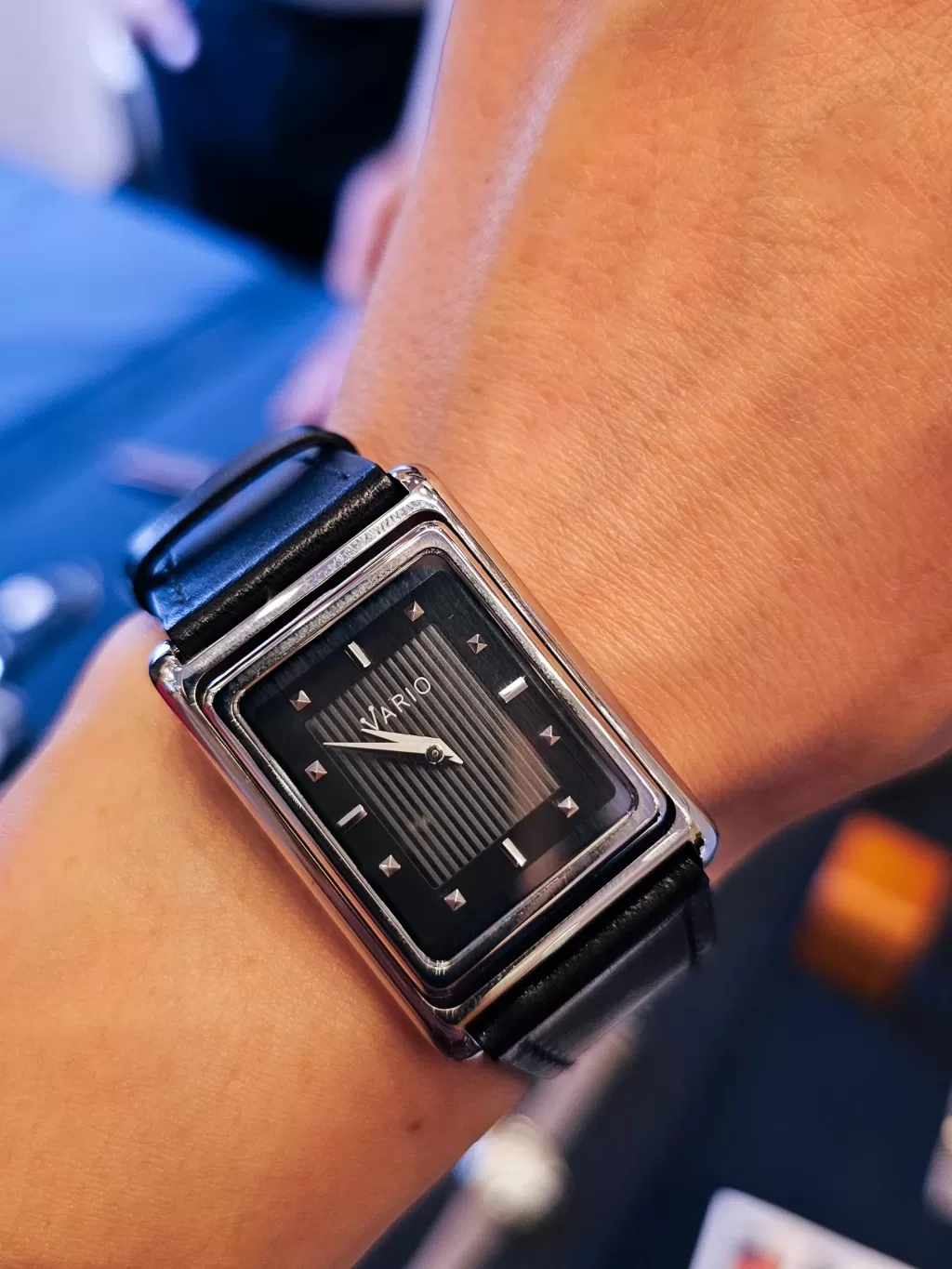 Vario VERSA Black Tuxedo Automatic am Handgelenk bei WARO 2026 in Bukarest