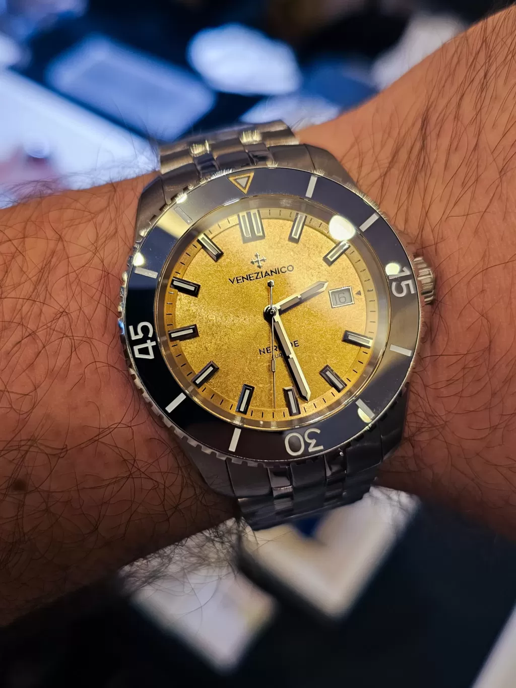 Venezianico Nereide Aureo 42 am Handgelenk bei WARO 2026 in Bukarest