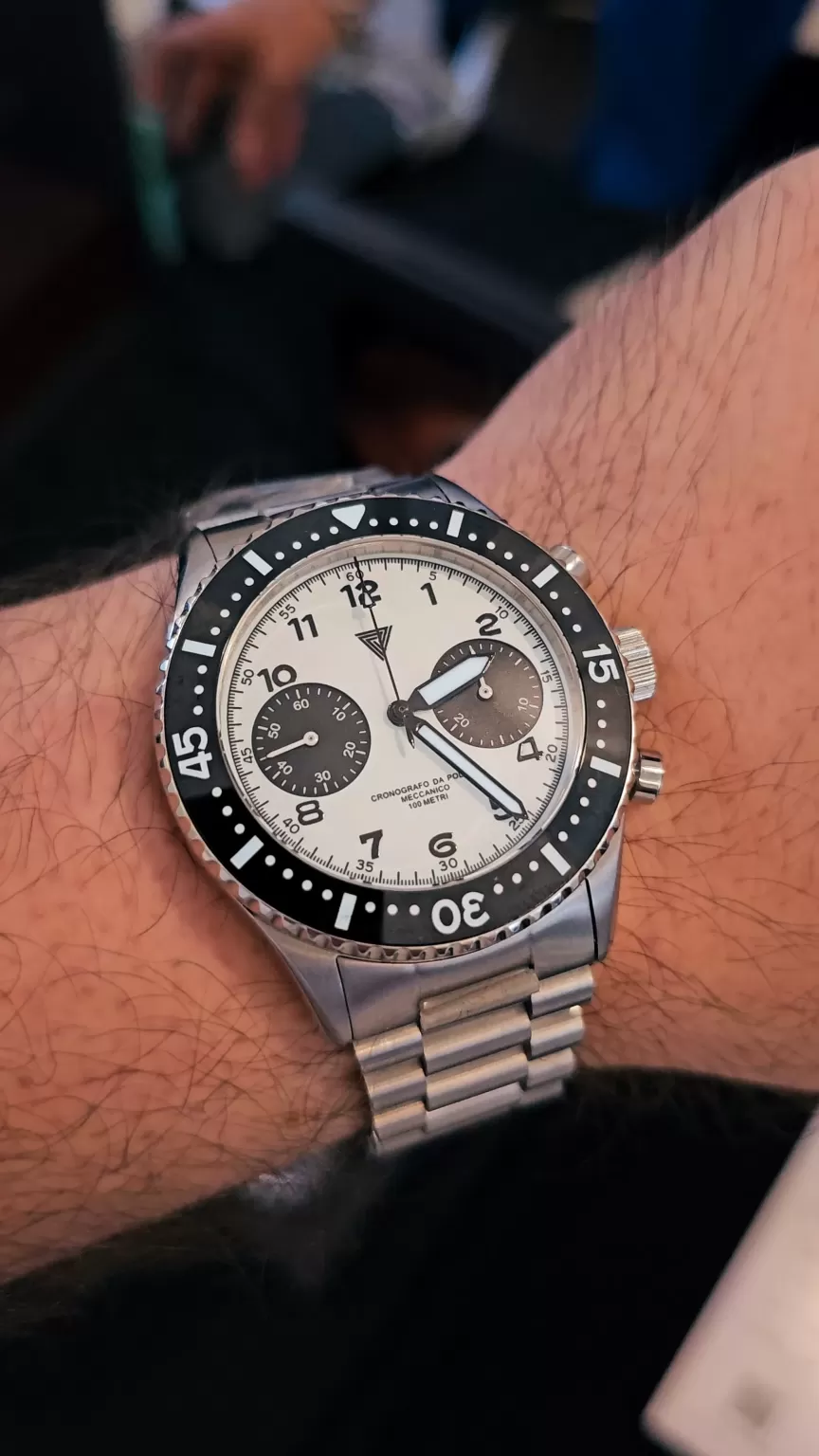 Vertigo Pilot One V2 Full Lume am Handgelenk bei WARO 2026 in Bukarest